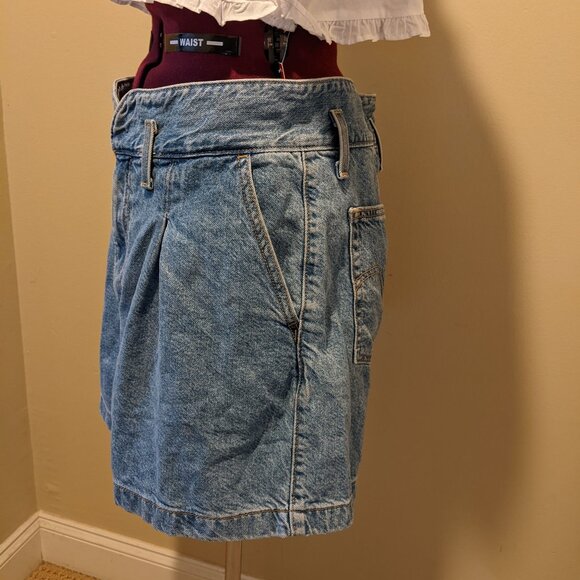 LEVI’S Women’s Denim washed blue Shorts – Size 31 – Relaxed A-Line Silhouette - Picture 8 of 16